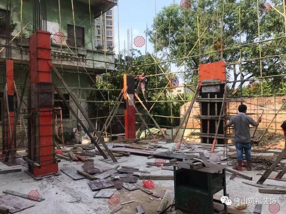一层楼板施工，绑扎圈梁